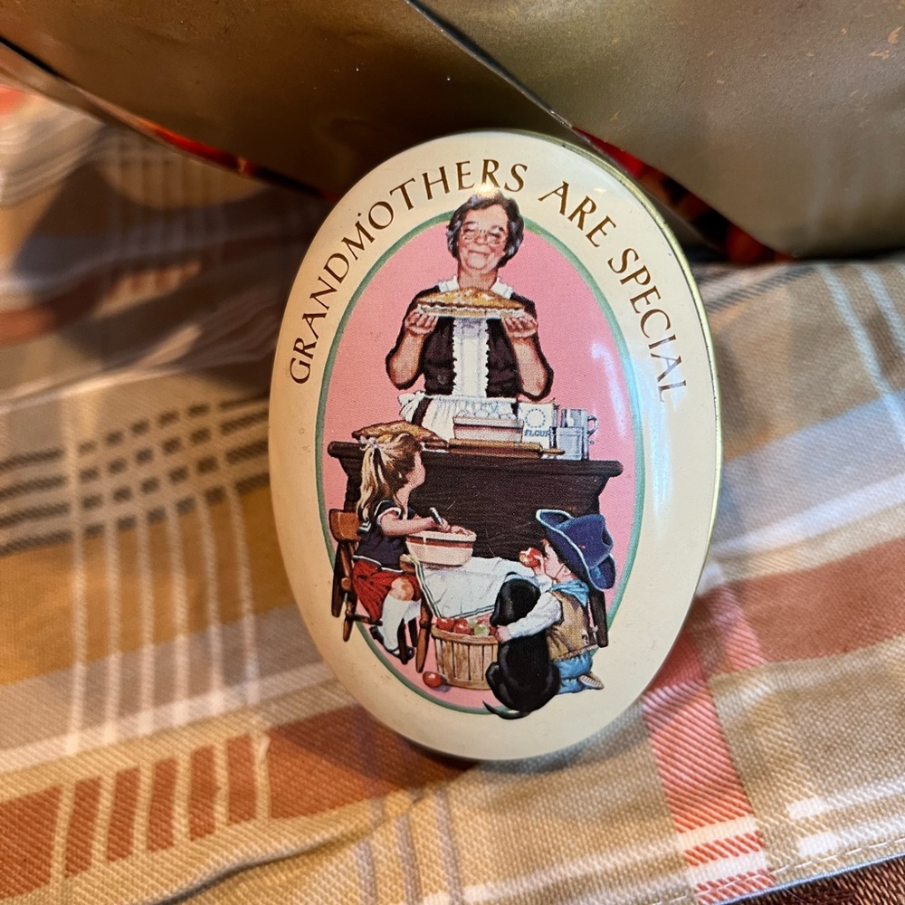Avon Vintage 1983 Grandmothers are Special Soap and Tin Collectible